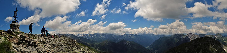 Panorama da Cima Cadelle verso le Orobie di Valle Brembana